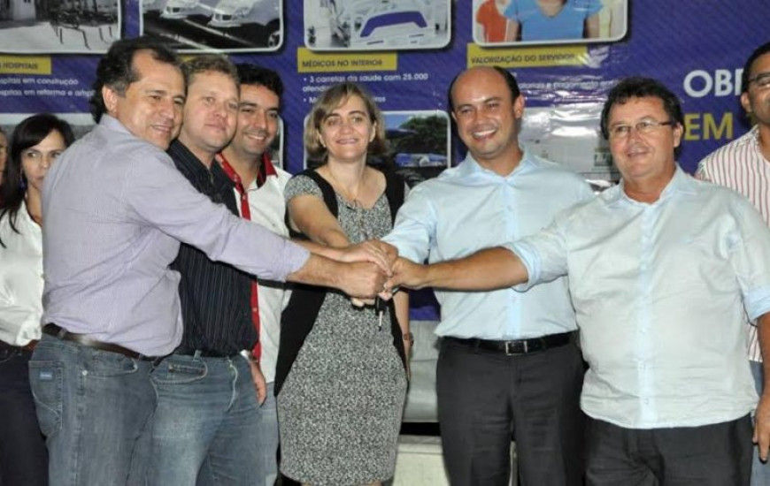 Deputado participa da entrega de ambulâncias