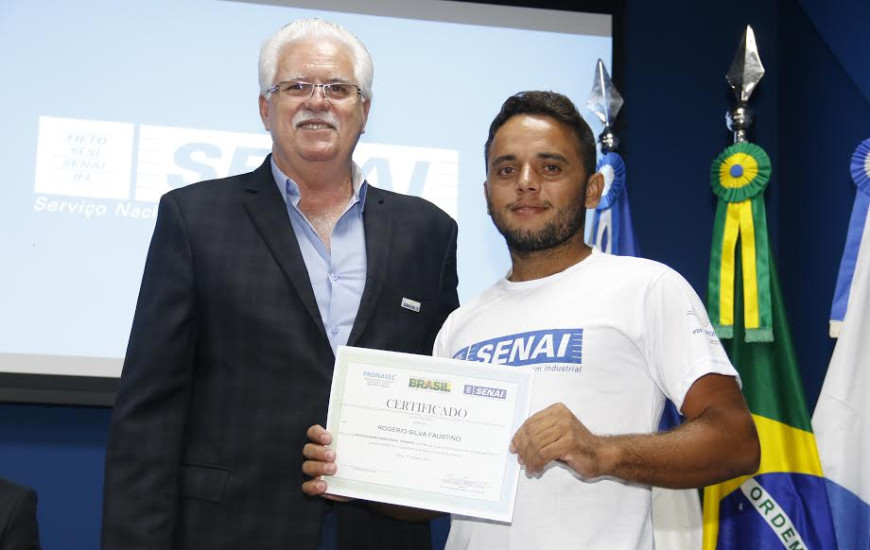 Certificados são entregues a alunos