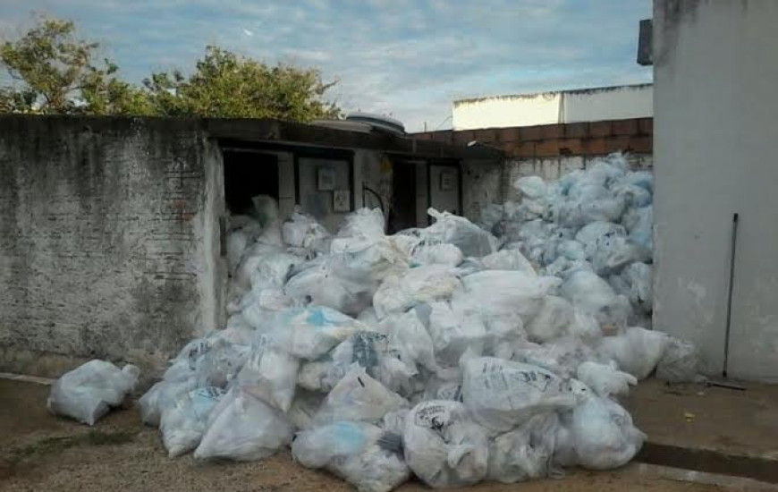 Lixo acumulado no Hospital Dona Regina