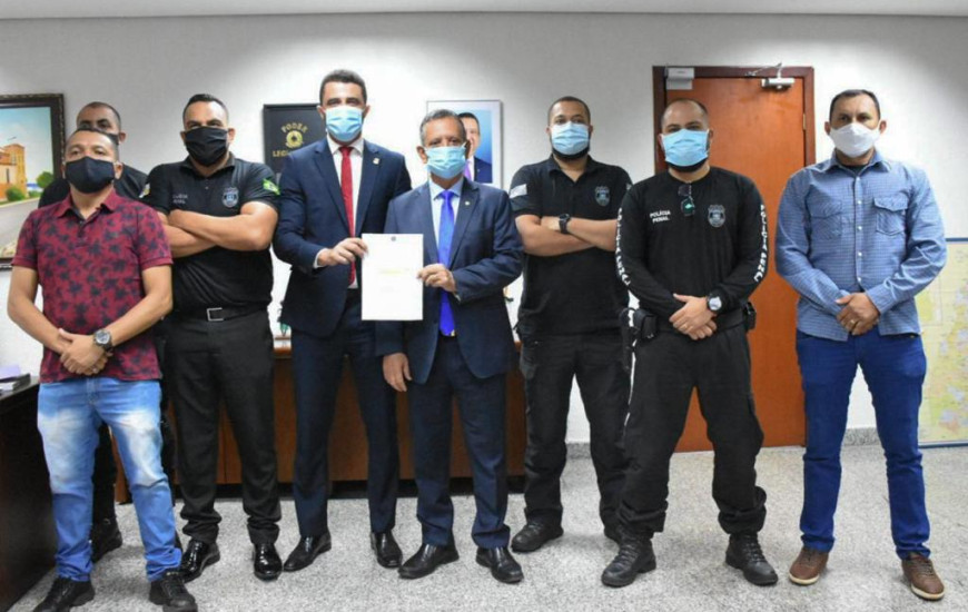 Antonio Andrade, secretário Heder Fidelis e membros da comissão da categoria. e 