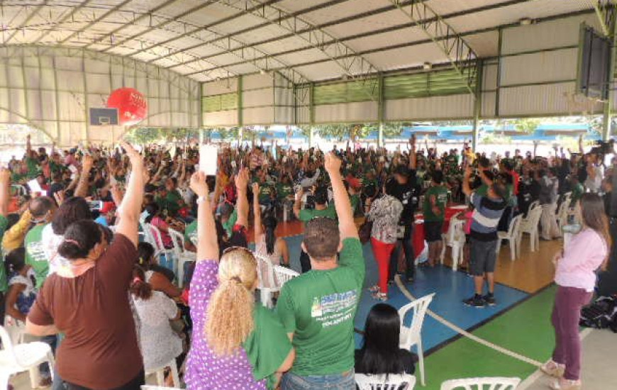 Servidores em assembleia geral, em Palmas