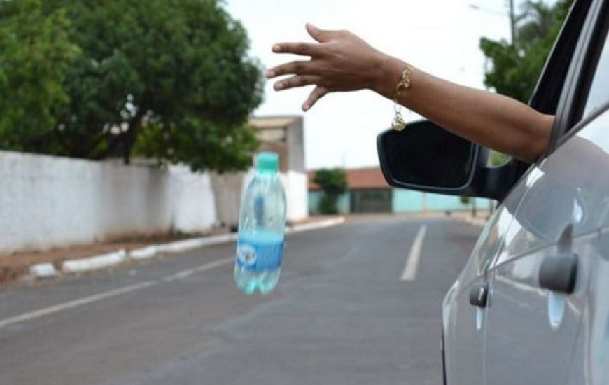 Multa se aplica tanto a transeuntes quanto a motoristas que jogarem lixo na rua