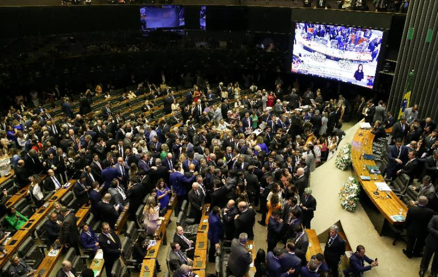 Deputados e familiares no plenário da Câmara dos Deputados durante posse