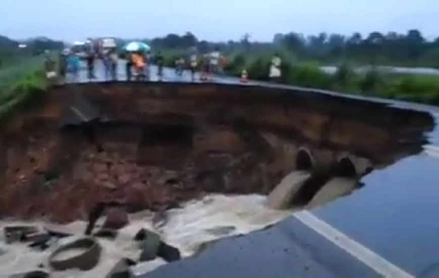 Trecho da rodovia foi levado pela chuva
