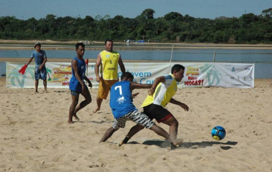 Profissionais aguardam a quase um ano para receber