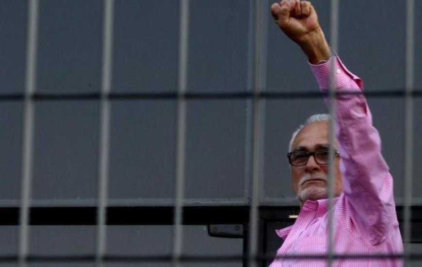 Genoíno sendo preso na Papuda