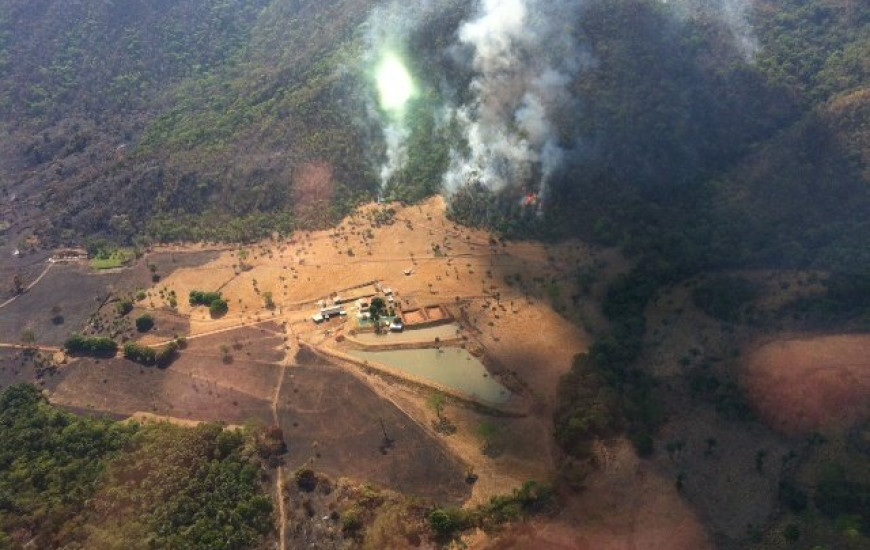 Serra do carmo está em chamas