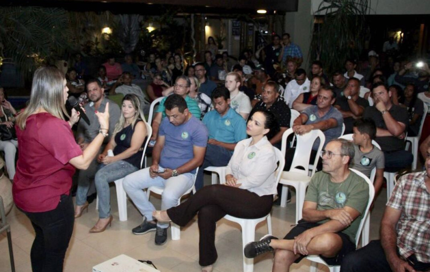 Cláudia Lelis recebeu apoiadores em sua residência