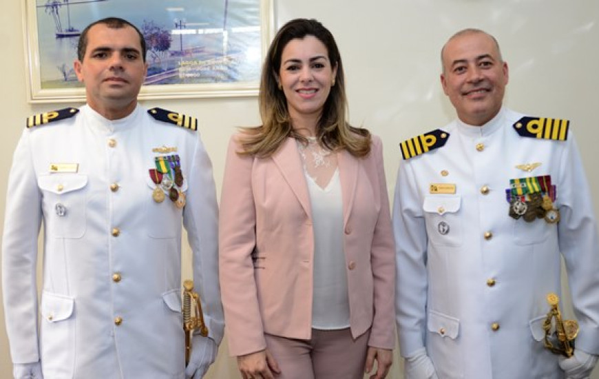 Cinthia participa de posse do novo comandante