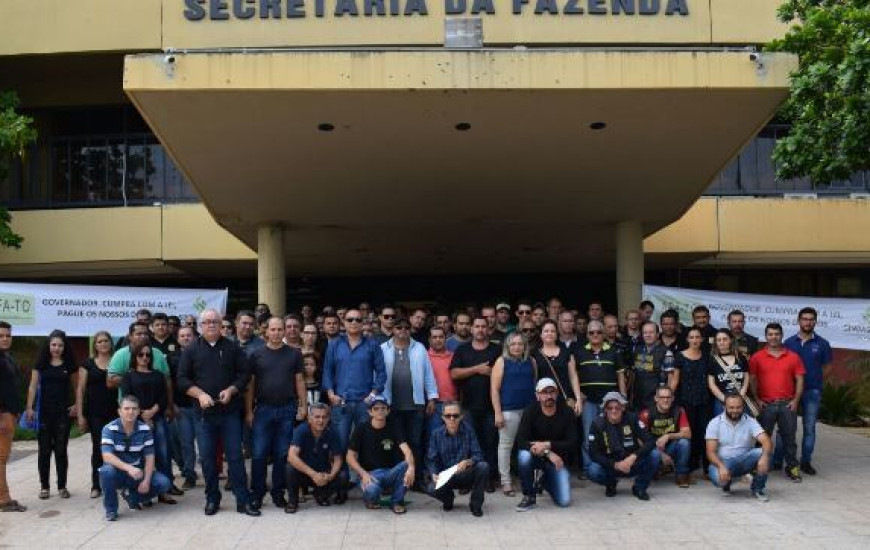 Servidores estão reunidos em protesto pacífico
