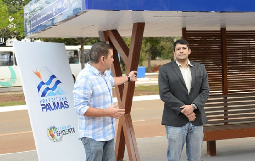 Prefeito apresenta novos abrigos de ônibus da Capital