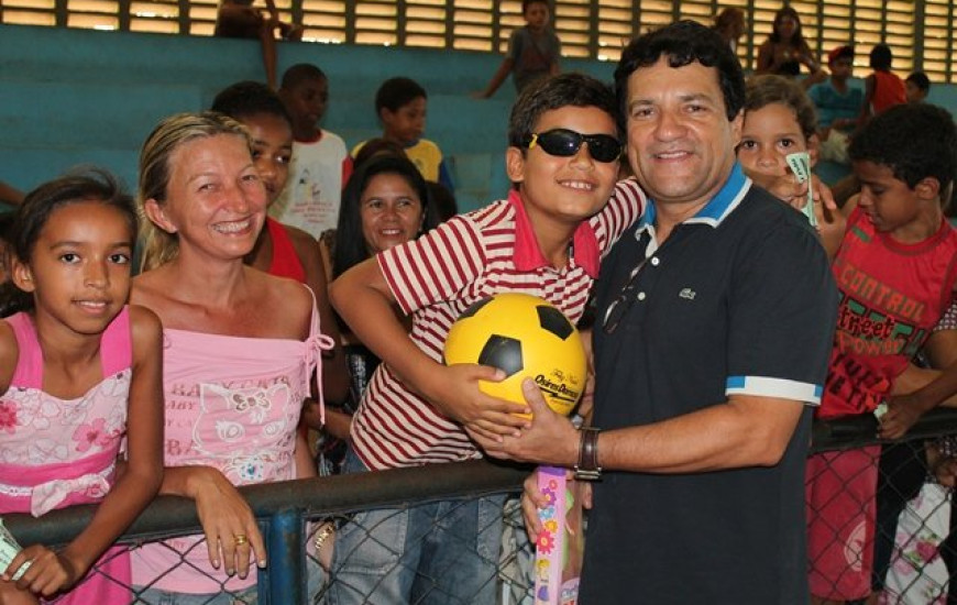 Damaso entrega presentes