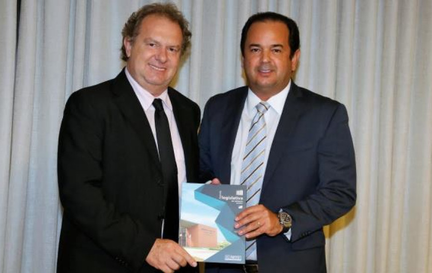 Roberto Pires entregou publicação ao deputado Mauro Carlesse