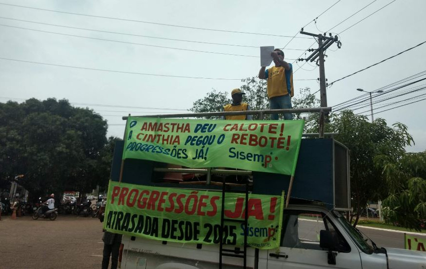 Frases de outdoors também estavam em faixas de manifestação do Sisemp