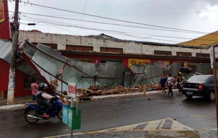 Parte de loja foi destruída durante temporal