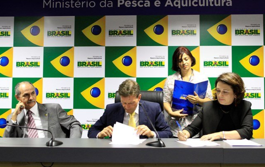 Senadora assina cooperação