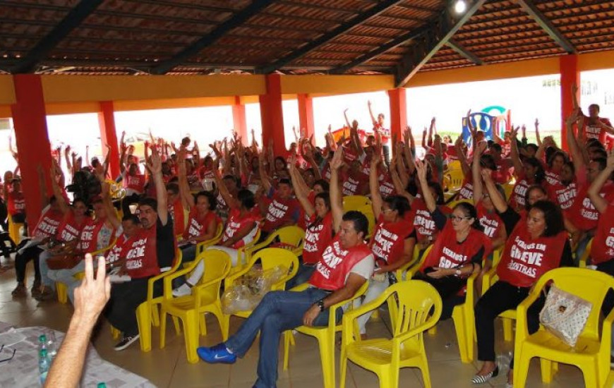 Em assembleia, servidores decidem pela paralisação