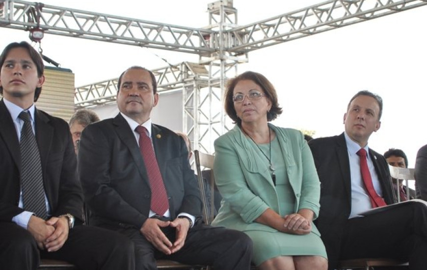 Ideli responde à ATM