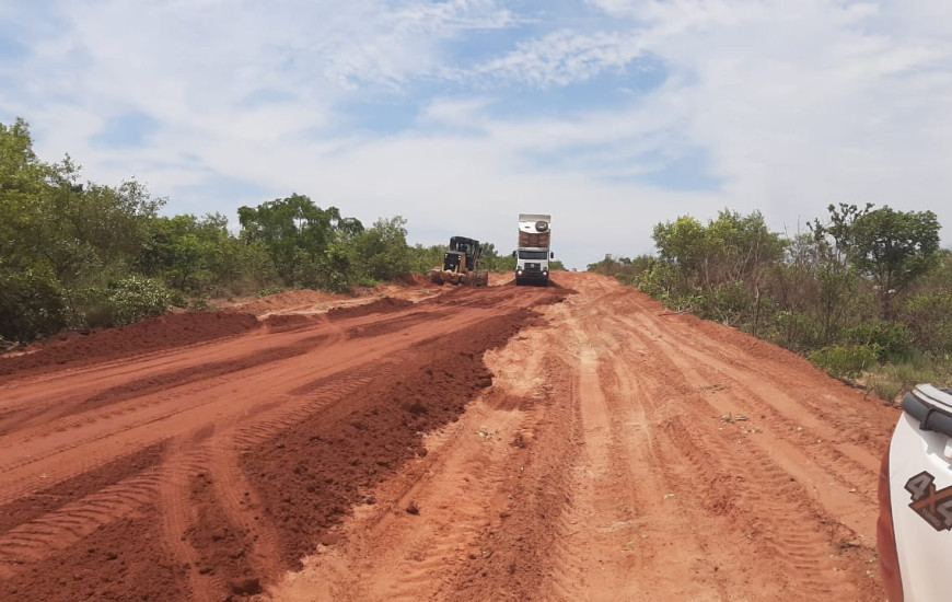 Máquinas trabalham de forma preventiva nas rodovias não pavimentadas.