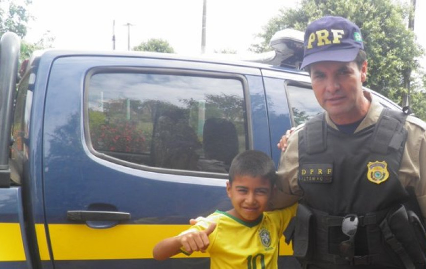 PRF divulga fotos do menino para ajudar na busca