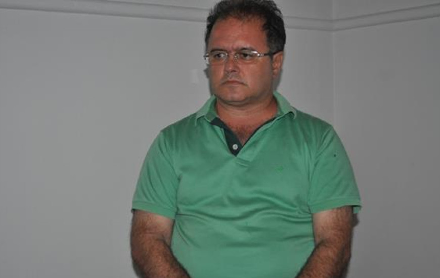 Adriano Rabelo notifica ex-prefeito de Colinas