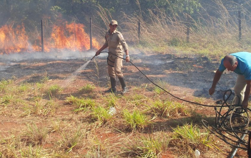 Morador auxiliando bombeiro em incêndio
