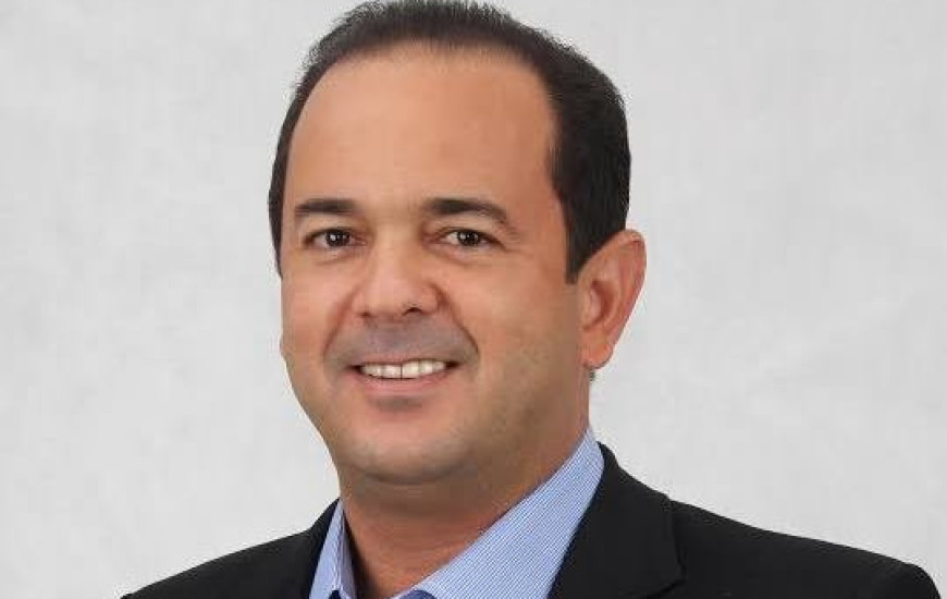 Roberto Pires é reeleito