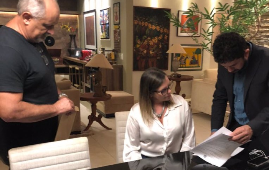 Cláudia Lelis é notificada a retornar ao cargo