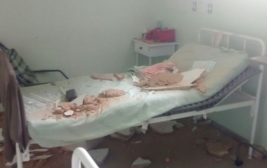 Parte de teto desaba sobre paciente