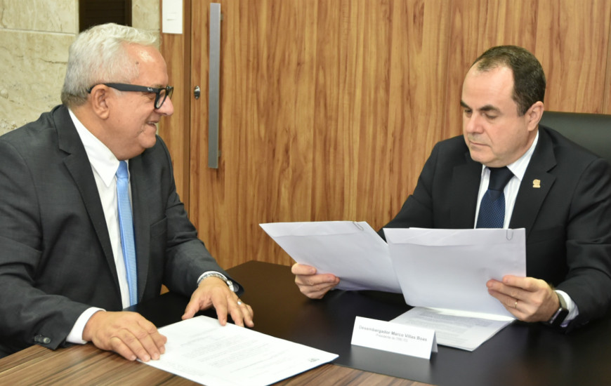 Presidente do TCE, Pires, entregou lista ao presidente do TRE, Villas Boas