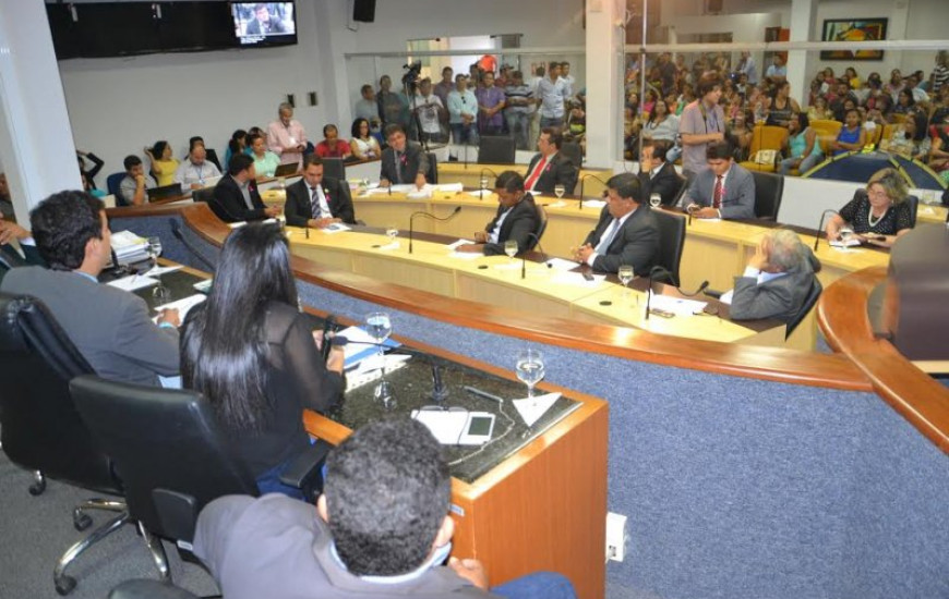 Parlamentares cobram suspensão de reajustes