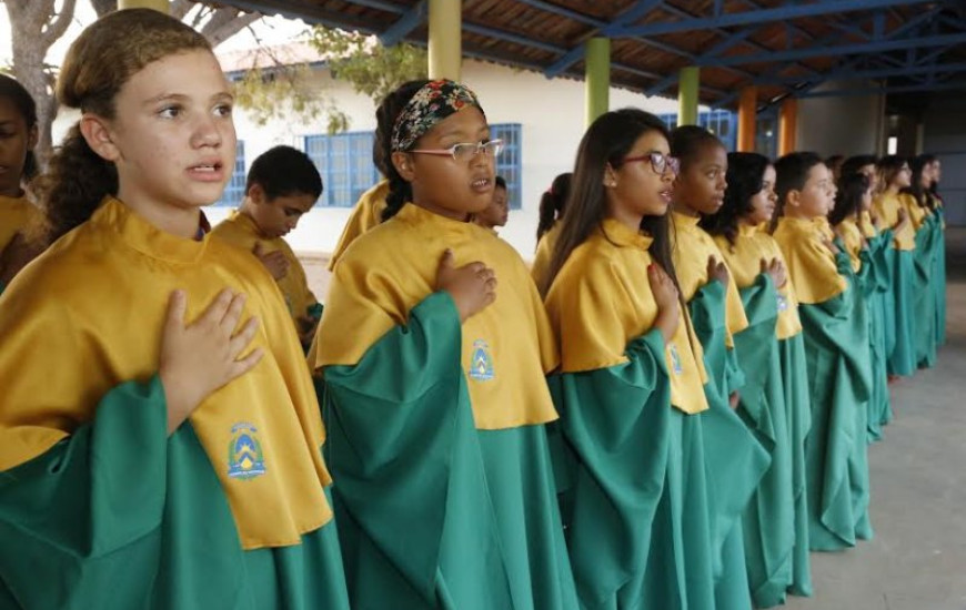 Alunos realizam atividades cívicas