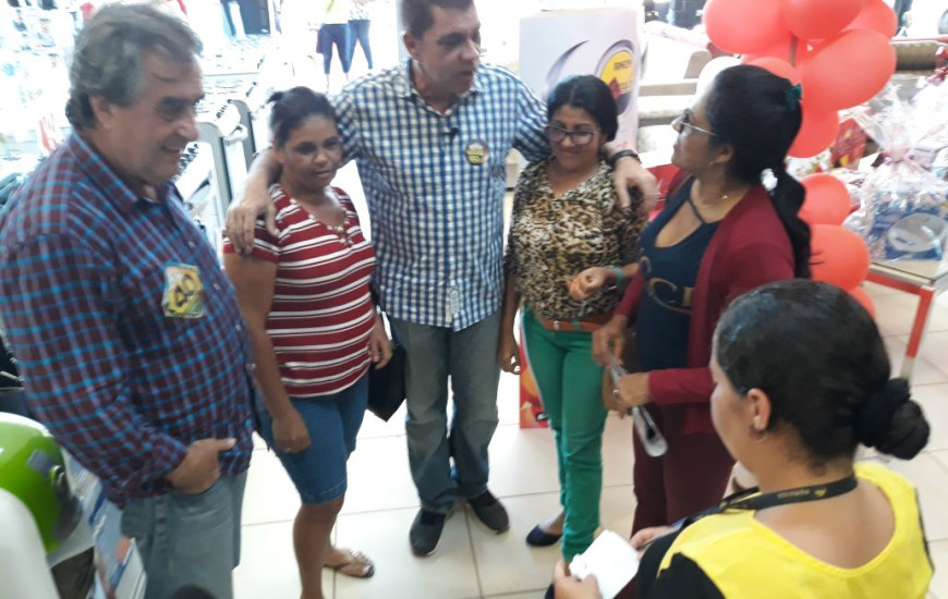 Candidato conversa com moradores do Bico