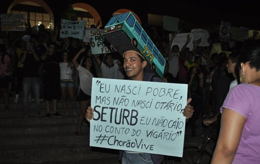 Manifestante protesta contra o transporte coletivo