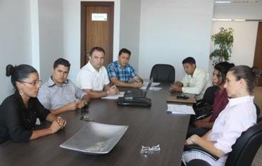 Primeira dama recebe jovens