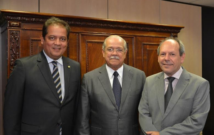 Eduardo Gomes acompanha prefeitos