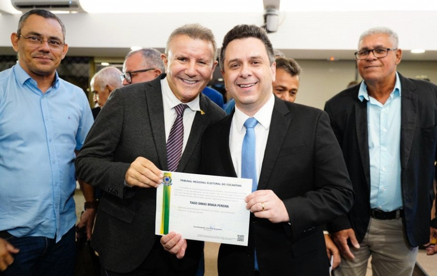 Eduardo Siqueira e o deputado federal Tiago Dimas durante a posse no TRE