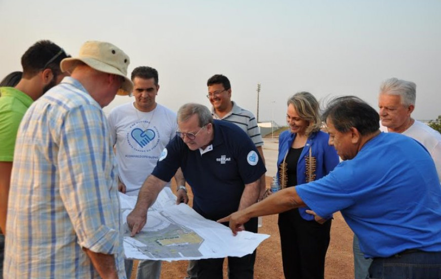 Hennemann e Terena visitam espaço da obra