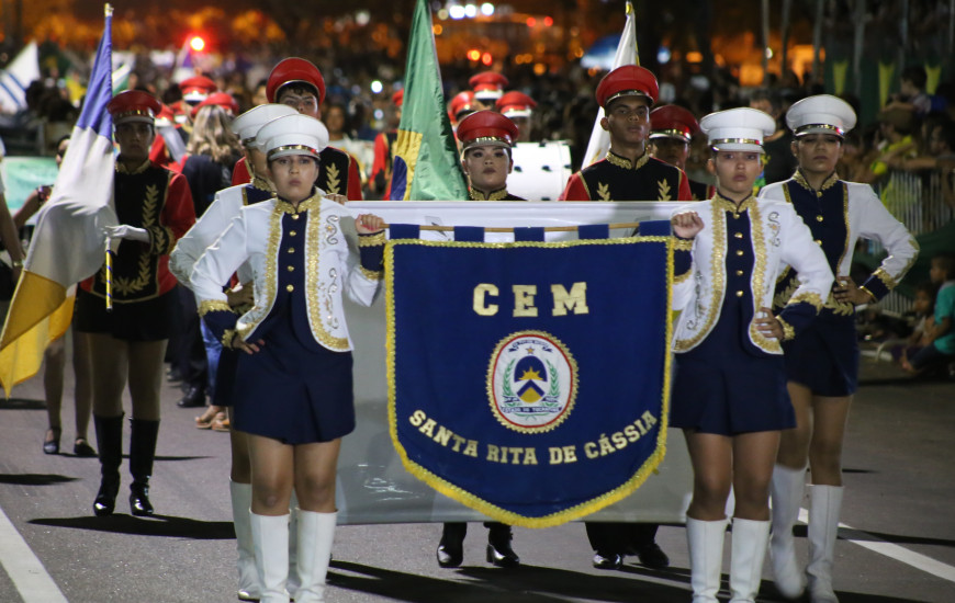 Durante o desfile, os estudantes apresentam suas habilidades