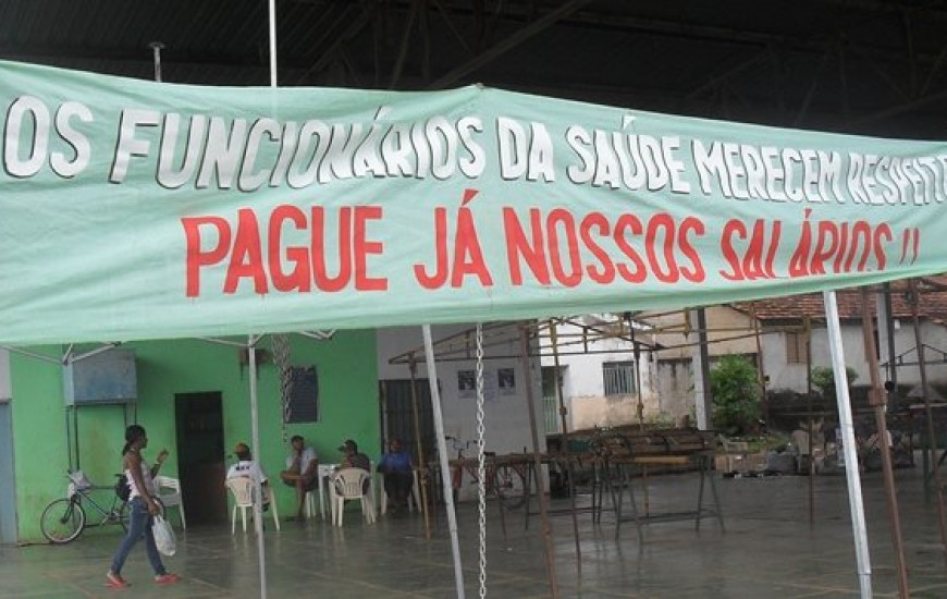 Servidores pedem pagamento de salários