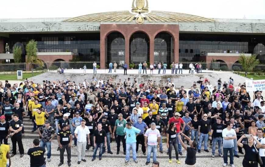 Policiais cantaram hino nacional em manifestação