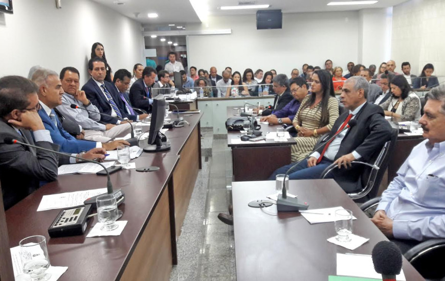 Comissão em reunião na Assembleia Legislativa