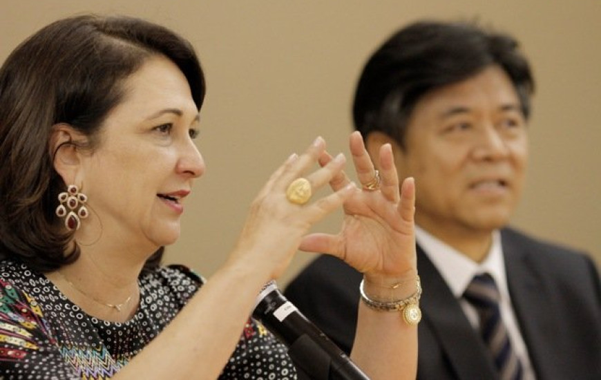 Senadora e, ao fundo, embaixador Li Jinzhang