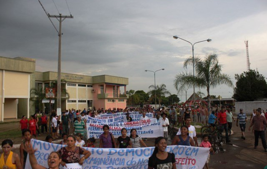 Moradores querem que prefeito não seja cassado