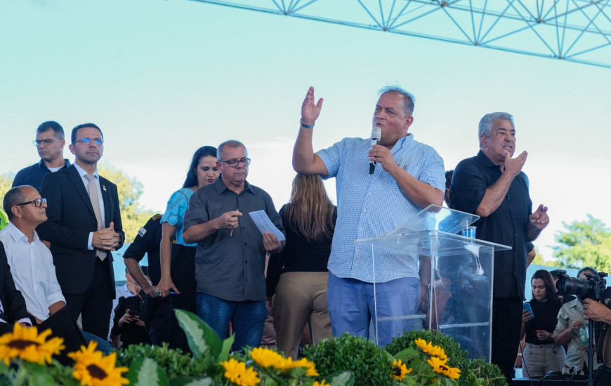 Senador Eduardo Gomes na entrega da nova frota de ônibus da Capital