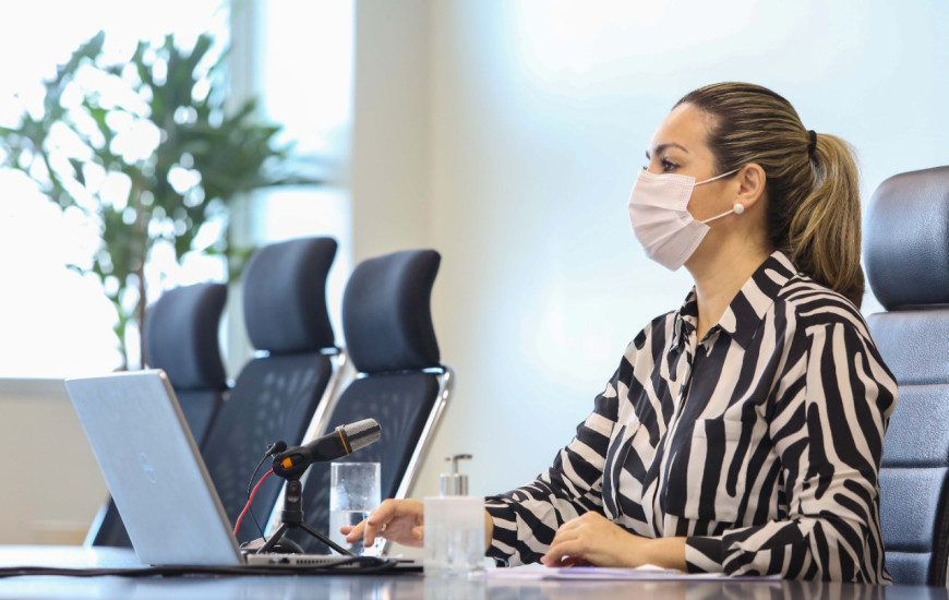 Prefeita de Palmas, Cinthia Ribeiro, durante coletiva de imprensa 