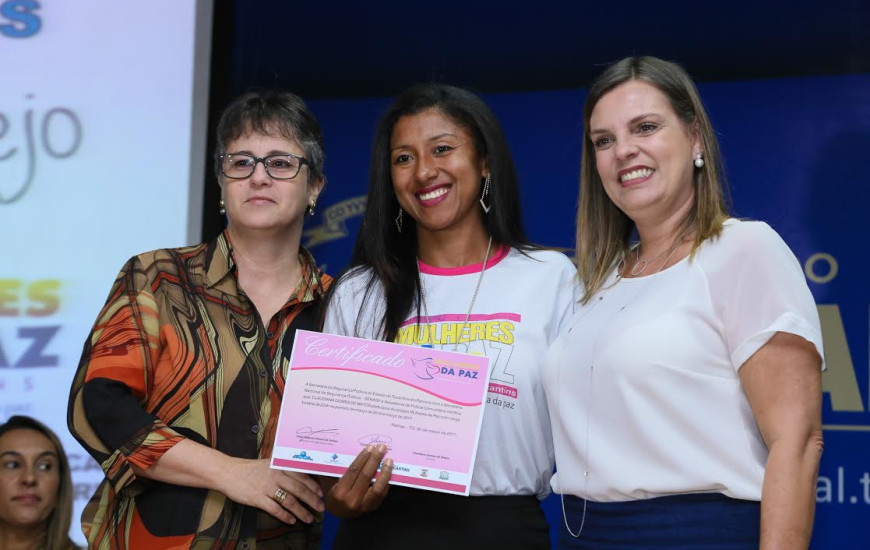 Claudia Lelis reforça empenho na continuidade de programa