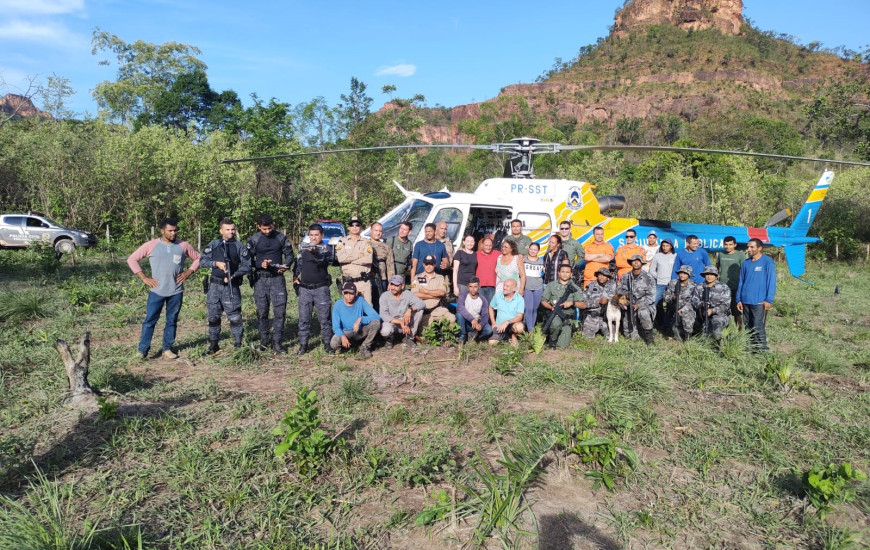 Equipes de buscas com a vítima e familiares após a localização