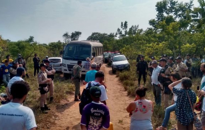 Famílias são obrigadas a deixar terra onde viviam