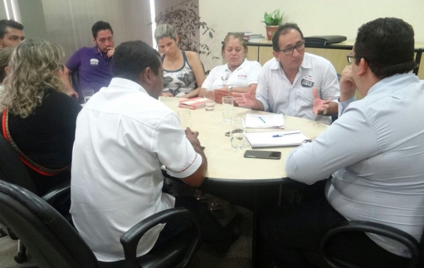 Sindicato e Sesau discutem greve